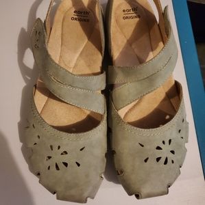 Earth origins Bosk Brenda green sandals, size 11